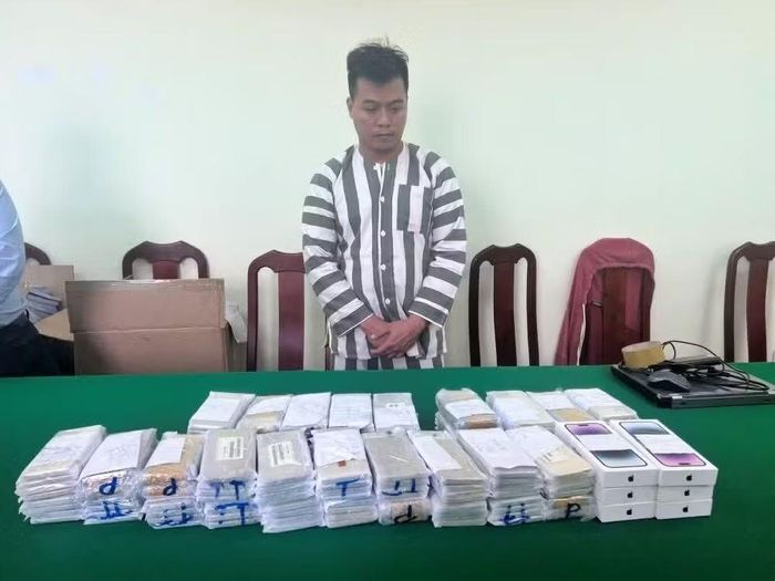 Đối tượng Ngô Thạch Hảo và tang vật bị thu giữ thời điểm bị bắt.