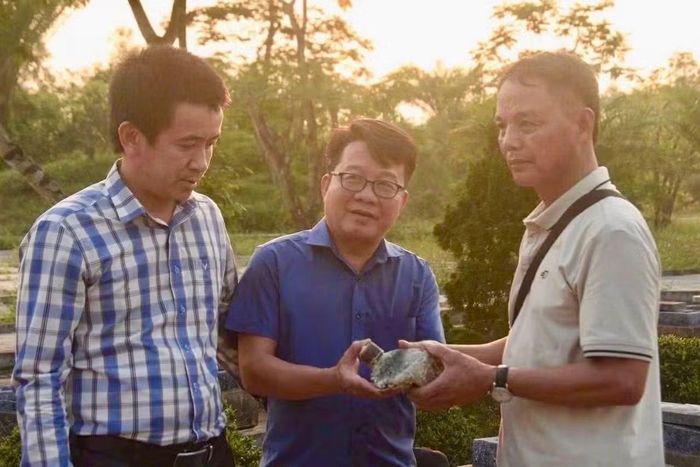 Cán bộ Sở Nội vụ tỉnh Quảng Trị và chiếc bình tông có khắc dãy số được tìm thấy ở Câu Nhi.