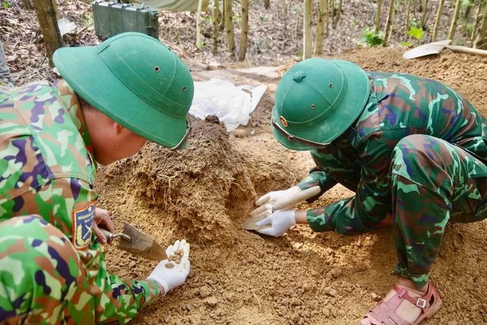 Lực lượng chức năng tìm kiếm hài cốt liệt sĩ tại thôn Câu Nhi.