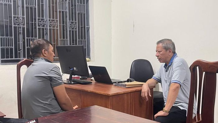 Thượng tá Nguyễn Đức Thành, Trưởng Công an phường Bình Phước (bên phải) tra hỏi động cơ gây án của đối tượng Nguyễn Văn Tuấn.