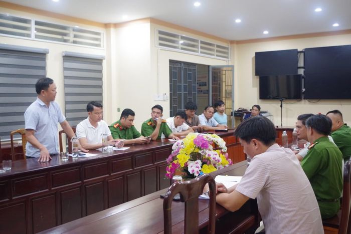 Thượng tá Nguyễn Thành Sơn, Phó Trưởng phòng Cảnh sát hình sự Công an thành phố phát biểu và phân công nhiệm vụ cho các lực lượng tham gia xác minh vụ án.