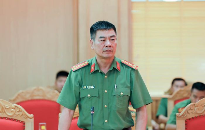 Đại tá Bùi Anh Tuấn trình bày tham luận tại hội thảo.