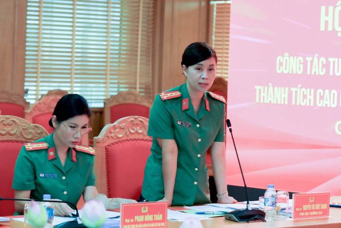 Đại tá Nguyễn Thị Thúy Thanh phát biểu tại hội thảo.