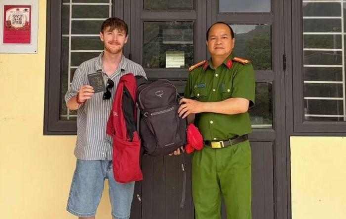 Công an xã Quang Long trao trả tài sản đánh rơi cho anh Hary Finnegan.