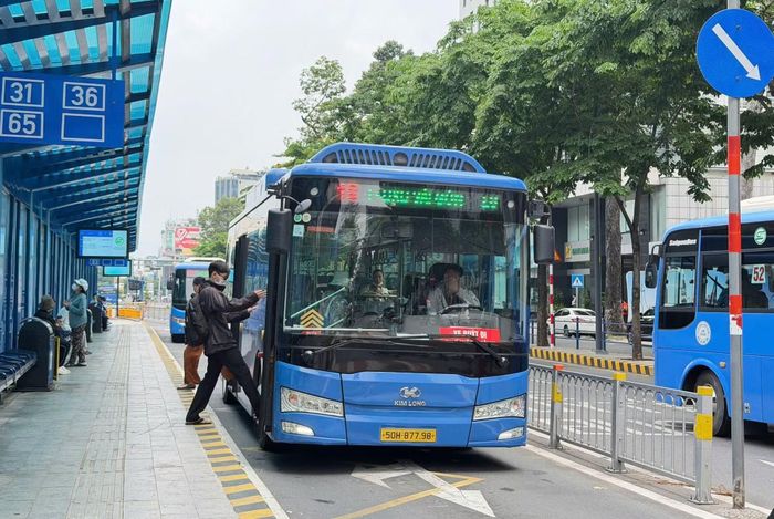 Thời gian qua nhiều người chọn xe buýt làm phương tiện di chuyển.