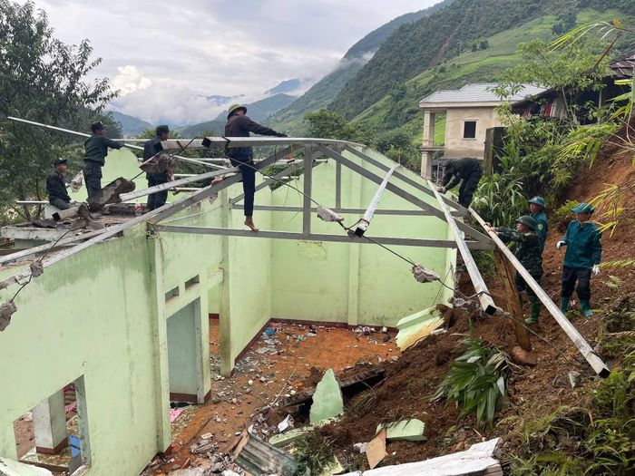 Các cán bộ chiến sĩ Tiểu đoàn 2 giúp đỡ nhân dân tại xã Ngọc Chiến khắc phục hậu quả thiên tai ngày 20/7.
