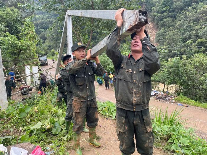 100 cán bộ chiến sĩ Tiểu đoàn 2, Trung đoàn Cảnh sát cơ động số 2, Bộ Tư lệnh Cảnh sát cơ động đã hành quân về xã Ngọc Chiến giúp đỡ nhân dân địa phương khắc phục hậu quả thiên tai.