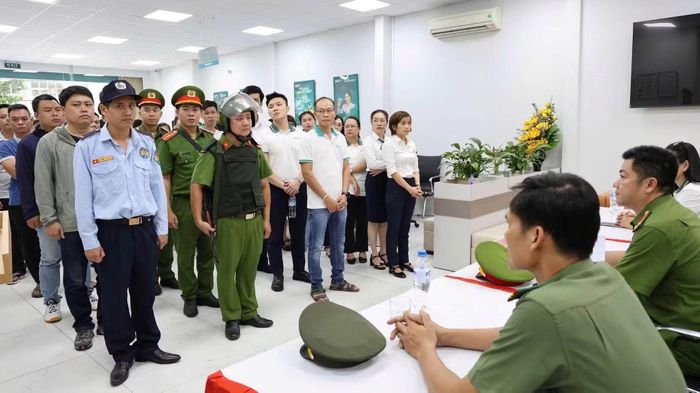 Công an phường Cẩm Lệ diễn tập xử lý tình huống cướp ngân hàng, nâng cao khả năng sẵn sàng chiến đấu, chủ động phòng, chống tội phạm ngay từ cơ sở.