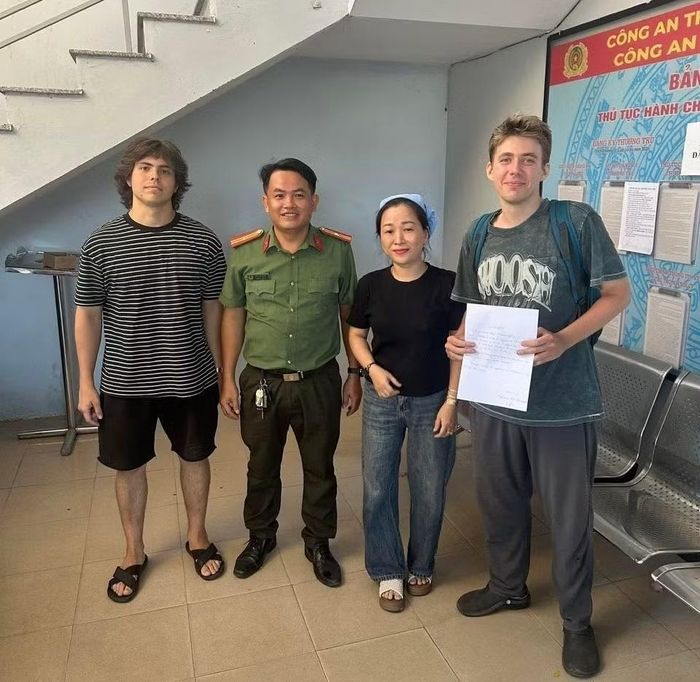 Du khách người Nga gửi thư cảm ơn Công an phường Cẩm Lệ vì tinh thần trách nhiệm, nhanh chóng tìm lại tài sản bị đánh rơi.
