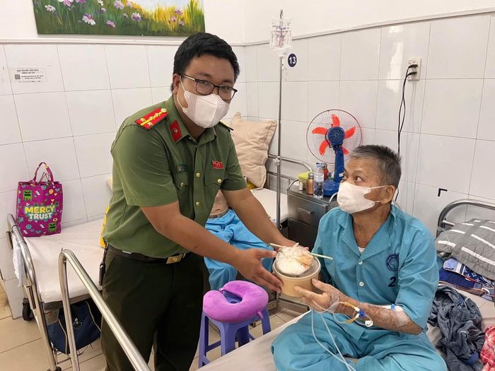 Công an phường Cẩm Lệ còn sẻ chia yêu thương với bệnh nhân ung thư bằng những việc làm thiết thực.