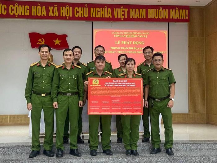 Phong trào thi đua "Ba nhất" được Công an phường Cẩm Lệ hiện thực hóa bằng những hành động cụ thể, để mỗi cán bộ, chiến sĩ vừa là lá chắn bảo vệ bình yên, vừa là điểm tựa của nhân dân.