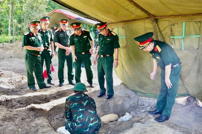 Đoàn công tác Bộ Chỉ huy Quân sự tỉnh Quảng Trị kiểm tra khu vực tập kết hài cốt, di vật liệt sĩ sau quá trình quy tập tại khu vực trận đánh Câu Nhi.