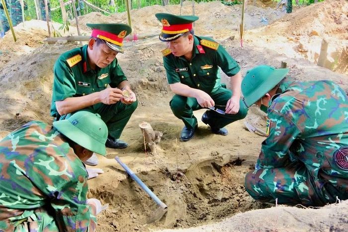 Lực lượng làm nhiệm vụ kiểm tra các di vật được phát hiện trong quá trình quy tập thêm 3 hài cốt liệt sĩ tại khu vực trận đánh Câu Nhi.