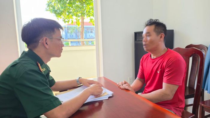 Cán bộ Đồn Biên phòng Phước Tỉnh lấy lời khai thuyền viên Nguyễn Văn H.