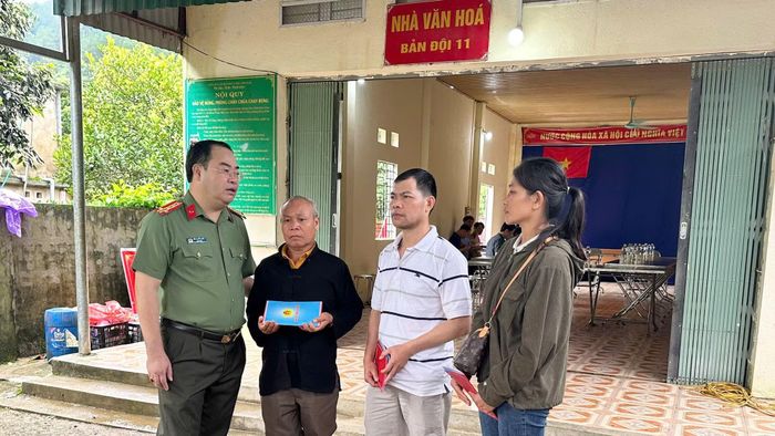 Đại tá Bùi Quyết Toán, Giám đốc Công an tỉnh Lai Châu thăm hỏi, động viên người dân tại Sở Chỉ huy tiền phương.