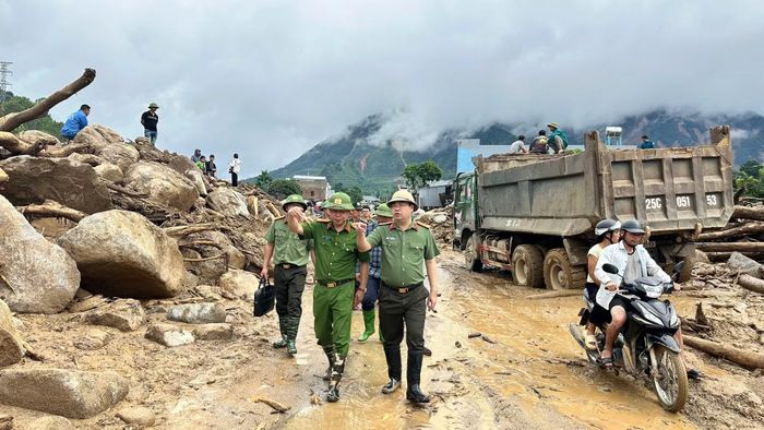 Đại tá Bùi Quyết Toán khảo sát các khu vực bị thiệt hại nặng nề sau lũ dữ.