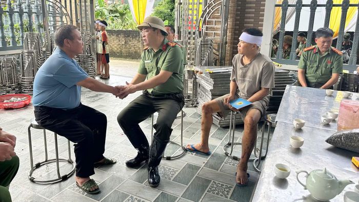 Đại tá Bùi Quyết Toán thăm hỏi gia đình người dân có người thân thiệt mạng do lũ dữ.