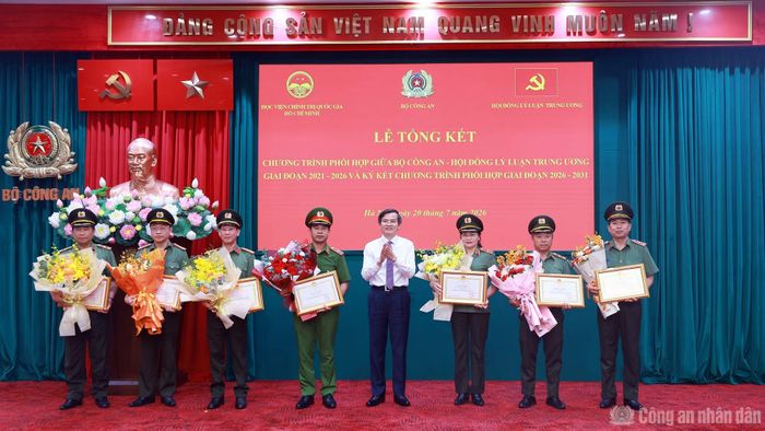 Đồng chí Đoàn Minh Huấn trao Bằng khen của Học viện Chính trị quốc gia Hồ Chí Minh và tặng hoa chúc mừng các tập thể, cá nhân thuộc Bộ Công an.