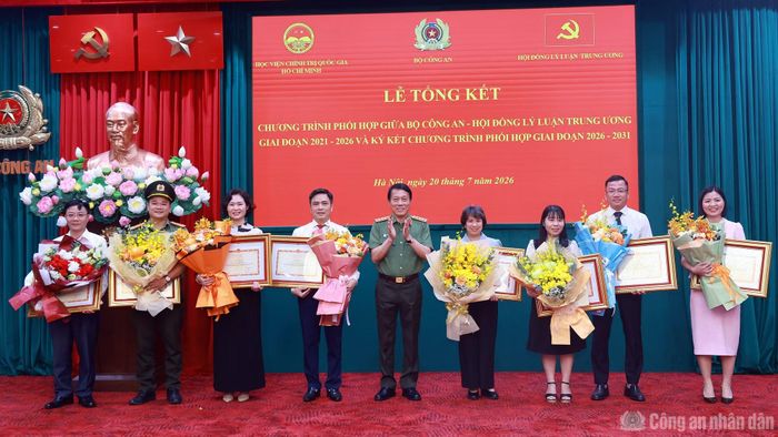 Bộ trưởng Lương Tam Quang trao Bằng khen của Bộ trưởng Bộ Công an và tặng hoa chúc mừng các tập thể, các nhân thuộc Hội đồng Lý luận Trung ương.