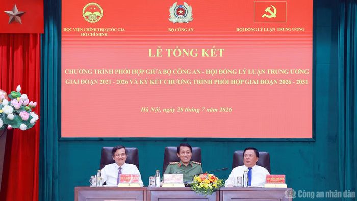 Bộ trưởng Lương Tam Quang và đồng chí Đoàn Minh Huấn đồng chủ trì lễ tổng kết.