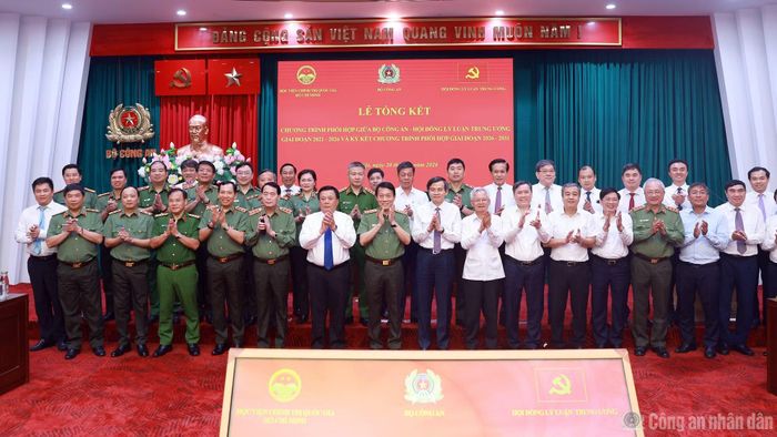 Bộ trưởng Lương Tam Quang và đồng chí Đoàn Minh Huấn cùng các đại biểu.
