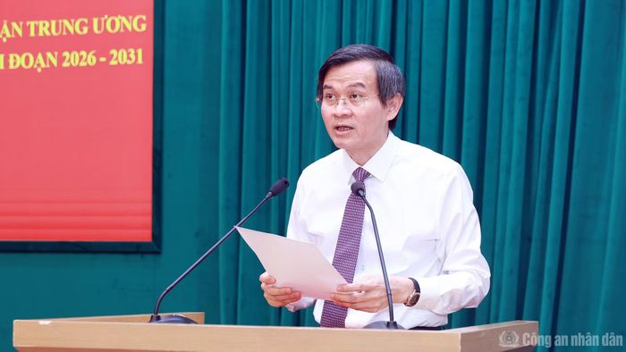 Đồng chí Đoàn Minh Huấn phát biểu tại lễ tổng kết.