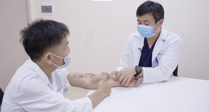 Bác sĩ thăm khám cho bệnh nhân.