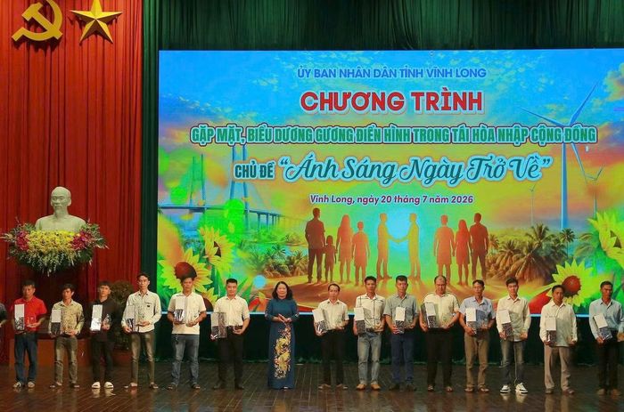 Đồng chí Nguyễn Thị Bé Mười, Phó Chủ tịch UBND tỉnh Vĩnh Long biểu dương các gương điển hình trong tái hòa nhập cộng đồng.