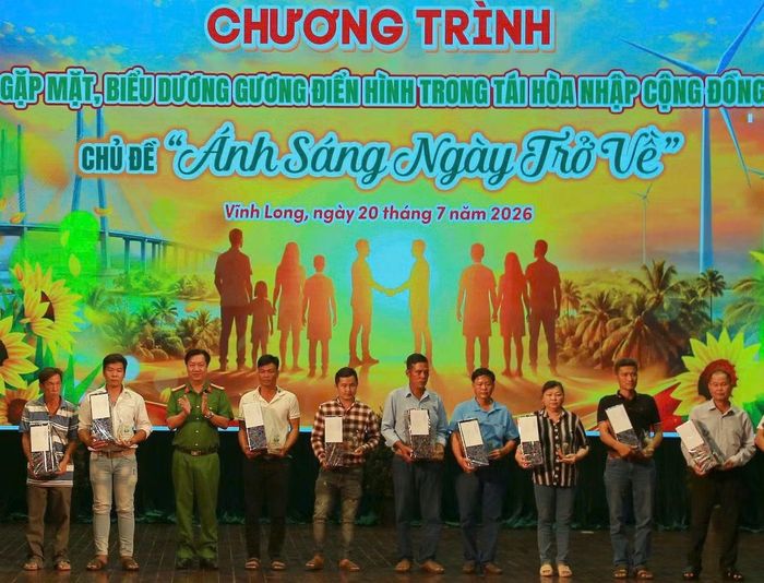 Đại tá Nguyễn Văn Hạnh, Phó Giám đốc Công an tỉnh Vĩnh Long biểu dương các gương điển hình trong tái hòa nhập cộng đồng.