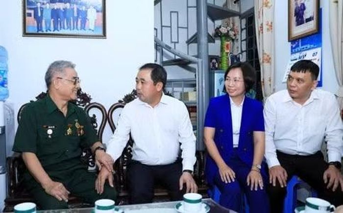 Bí thư Thành ủy Hà Nội Trần Đức Thắng tặng quà thương binh Trần Huy Tắn. Ảnh: Quang Thái.