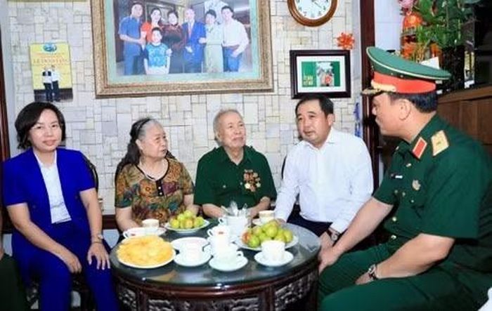 Bí thư Thành ủy Hà Nội Trần Đức Thắng thăm hỏi sức khỏe thương binh Vũ Đình Hồi. Ảnh: Quang Thái.