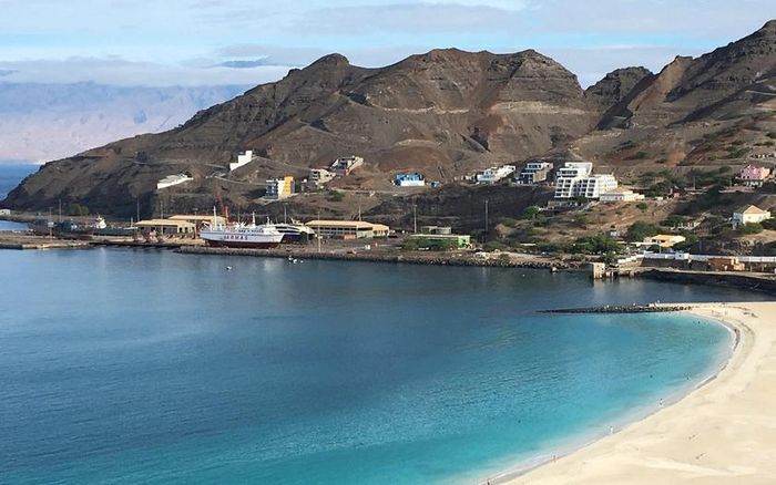 Vẻ đẹp của bãi biển Laginha ở thành phố cảng Mindelo, phía Bắc đảo São Vicente của Cape Verde. Ảnh: iStock