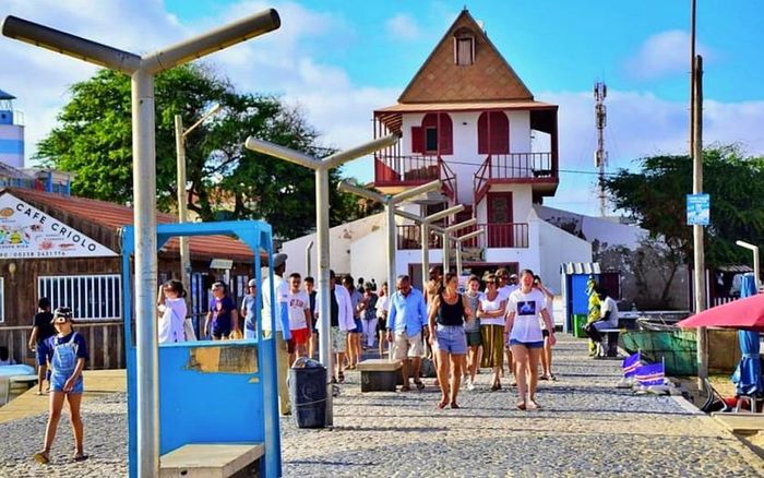 Khách du lịch quốc tế trải nghiệm tour văn hóa tuyệt nhất trên đảo Sal của Cape Verde - khám phá những đường phố sôi động của thành phố Santa Maria ở phía Nam đảo, chiêm ngưỡng nghệ thuật đường phố… Ảnh: salexperiences