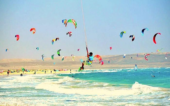 Trung tâm lướt ván diều Sportif tại bãi biển Ponta Leme và vịnh Santa Maria tuyệt đẹp, trên đảo Sal của Cape Verde. Trung tâm cung cấp các khóa học và hướng dẫn lướt ván diều cho khách du lịch. Ảnh: sportif.travel
