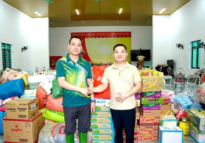 Đại diện xã Tân Uyên trao hàng hóa, nhu yếu phẩm hỗ trợ nhân dân Mường Than ổn định cuộc sống sau lũ quét tàn khốc. Ảnh: CTV