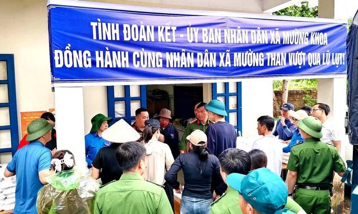 Cán bộ, nhân dân xã Mường Khoa hướng về nhân dân Mường Than. Ảnh; CTV