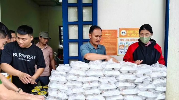 Chuẩn bị gần 800 suất cơm nóng, an toàn đưa đến "tâm lũ" Mường Than. Ảnh: CTTV