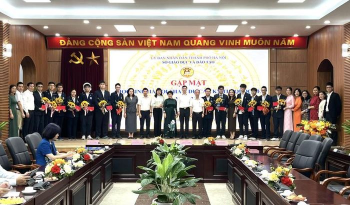 Lãnh đạo Sở Giáo dục và Đào tạo Hà Nội gặp mặt, động viên học sinh Thủ đô được lựa chọn vào các đội tuyển quốc gia dự thi Olympic và Khoa học kỹ thuật quốc tế hồi tháng 4/2026. Ảnh: Sở Giáo dục và Đào tạo Hà Nội