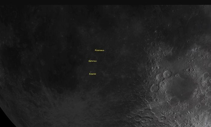 Khám phá bộ ba miệng núi lửa Ptolemaeus, Alphonsus và Arzachel ngoạn mục trên Mặt Trăng vào ngày 21 tháng 7. Ảnh: Starry Night
