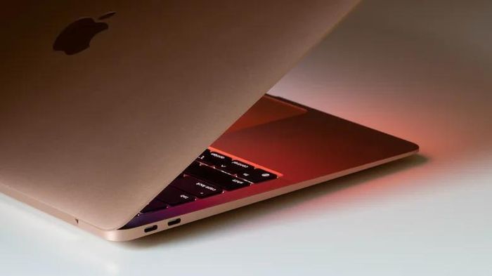 Theo đánh giá của nhiều chuyên gia công nghệ, MacBook Air M1 vẫn là một trong những lựa chọn đáng cân nhắc nhất ở phân khúc giá rẻ, đặc biệt với người dùng phổ thông và sinh viên. Ảnh: Shutterstock