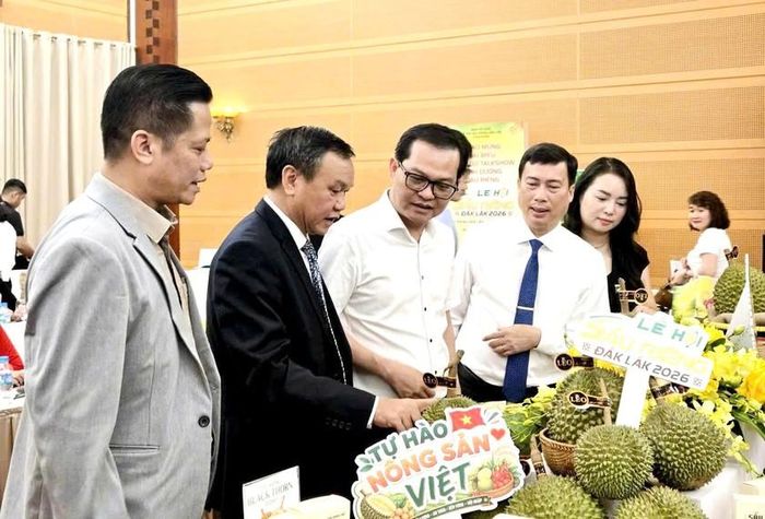 Đông đảo nghệ sĩ, diễn viên nổi tiếng và hơn 100 cơ quan thông tấn báo chí tham dự buổi họp báo Lễ hội Sầu riêng 2026 chủ đề "Sầu riêng Đắk Lắk - Kết nối vươn xa" tại Hà Nội.