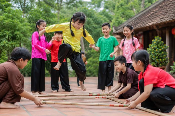 Thiếu sân chơi cho trẻ em, đặc biệt là những trò chơi dân gian. (Ảnh minh họa do AI tạo)