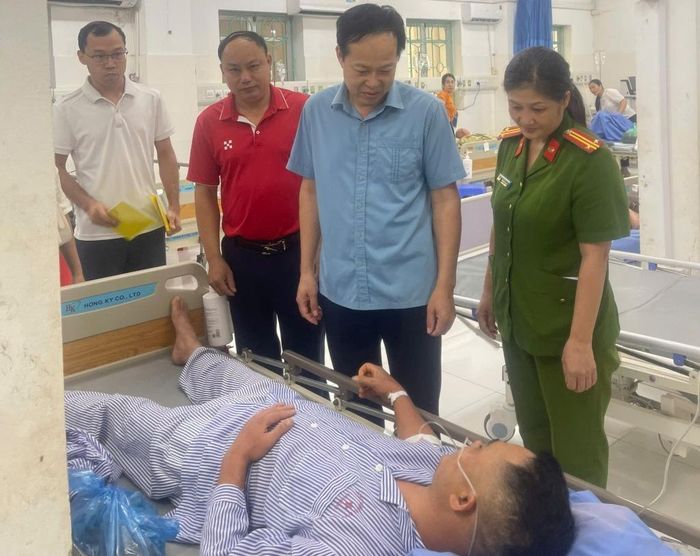 Bí thư Đảng ủy phường Thục Phán Vũ Đình Quang đến thăm, động viên các nạn nhân đang điều trị tại Bệnh viện Đa khoa tỉnh.