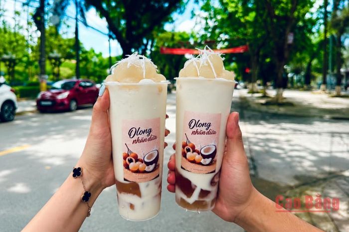 Ô long nhãn dừa với sự kết hợp của trà ô long, nhãn tươi, dừa và topping đang trở thành thức uống được nhiều bạn trẻ yêu thích trong mùa hè.