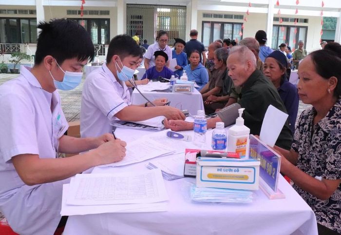 Các y, bác sĩ Bệnh viện Y học cổ truyền tỉnh khám bệnh, tư vấn sức khỏe cho người dân tại xã Kim Đồng.