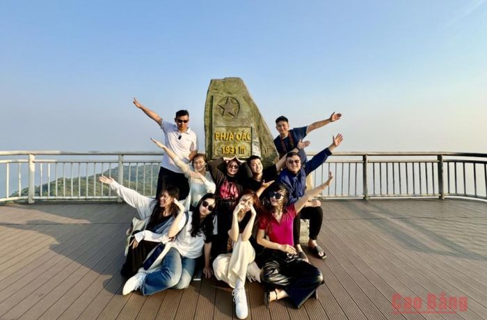 Các bạn trẻ check-in tại đỉnh Phja Oắc, điểm đến thu hút du khách trên tuyến du lịch "Khám phá Phja Oắc - Vùng núi của những đổi thay".
