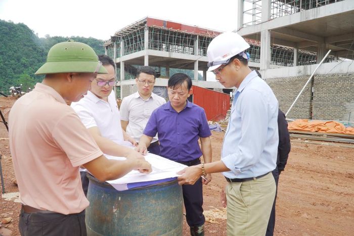 Phó Chủ tịch HĐND tỉnh Lã Hoài Nam và đoàn công tác kiểm tra bản thiết kế dự án thi công xây dựng công trình trường nội trú liên cấp tại xã Tổng Cọt.