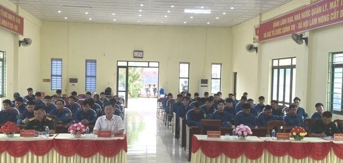 Các đại biểu và chiến sĩ dân quân cơ động xã Đàm Thủy tham gia huấn luyện.