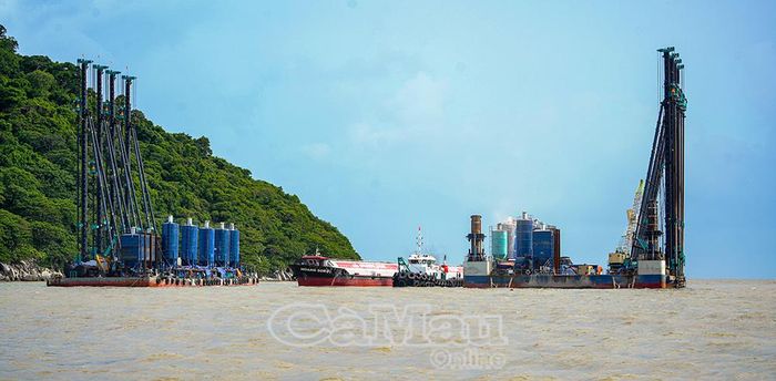 Tại khu vực đảo Hòn Khoai, hệ thống máy khoan cọc nhồi hoạt động liên tục theo ca, khẩn trương thi công các hạng mục móng của Cảng tổng hợp lưỡng dụng Hòn Khoai. 