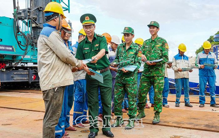 Trung tá Nguyễn Đình Thắng, Chính trị viên phó Đồn Biên phòng Hòn Khoai, tuyên truyền, hướng dẫn kỹ sư, công nhân chấp hành nghiêm các quy định về bảo đảm quốc phòng, an ninh và an toàn lao động trong quá trình thi công.